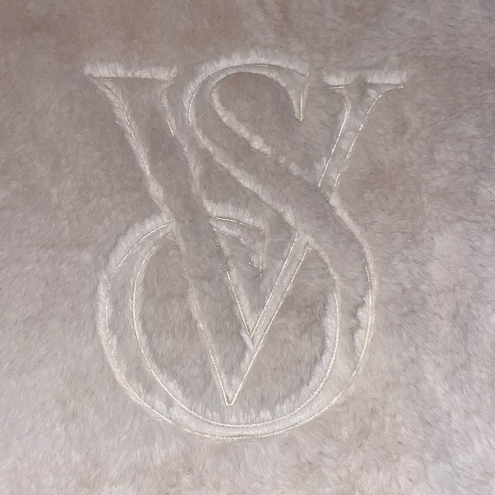NWT Victoria’s Secret White Faux Fur Tote Bag. - Picture 3 of 9
